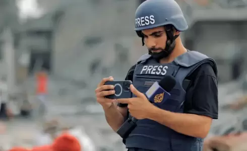 إجلاء الصحفي علي العطار من غزة إلى الأردن للعلاج