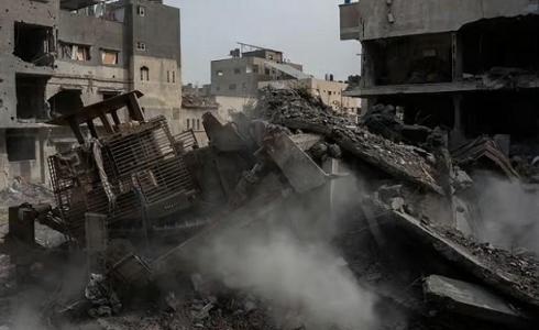 جرافة D9 تهدم مبنى في غزة