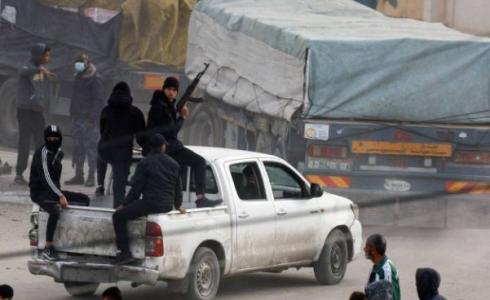 عناصر تأمين شاحنات المساعدات