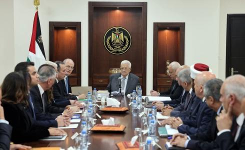 الرئيس عباس خلال ترؤسه لجلسة مجلس الوزراء