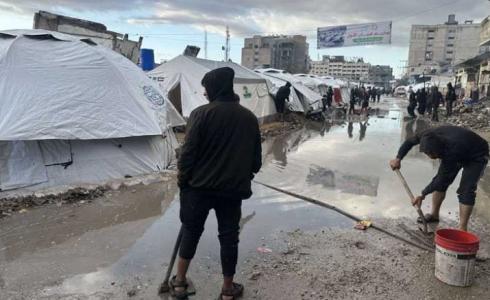 غرق خيام النازحين في مدينة غزة جرّاء المنخفض الجوي