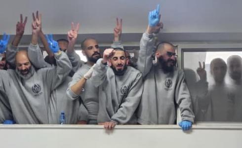 الأسرى المحررين ضمن الدفعة الثانية من صفقة التبادل يرفعون شارات النصر في مكان استقبالهم برام الله
