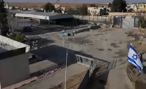 الجيش الإسرائيلي في الجانب الفلسطيني من معبر رفح