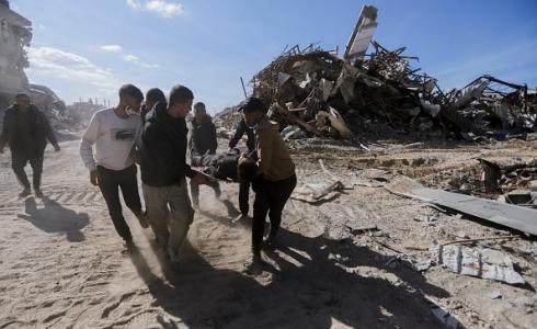 انتشال مصاب بعد تعرضه لإطلاق نار إسرائيلي - أرشيف