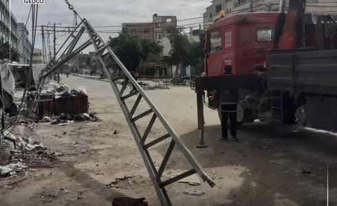 طواقم شركة الكهرباء تُزيل أخطار الشبكة المتضررة في رفح