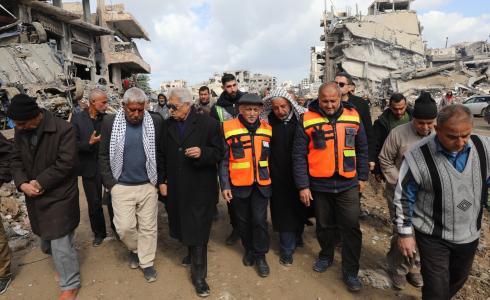 رئيس بلدية غزة يمشي وسط الدمار