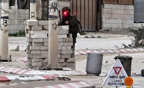 جندي إسرائيلي يطلق النار على الفلسطينيين