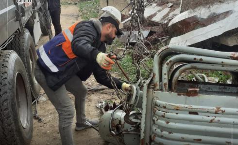 طواقم كهرباء غزة تواصل إزالة مكونات شبكات الكهرباء المتضررة من الشوارع في رفح