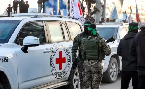 الصليب الأحمر خلال تسلّمه أسرى إسرائيليين في غزة
