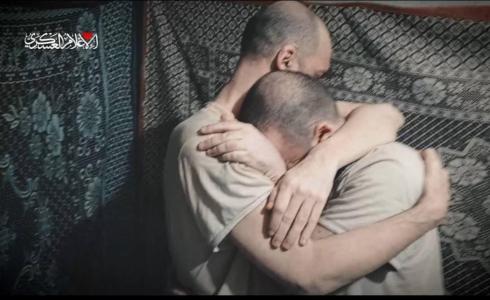 كتائب القسام تبث مشهدا لأسيرين إسرائيليين