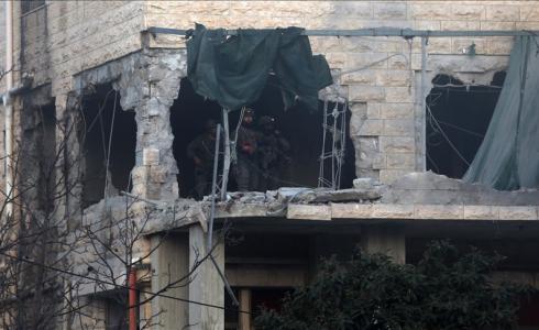 الجيش الإسرائيلي يفجر شقتي عائلتين فلسطينيتين بالخليل