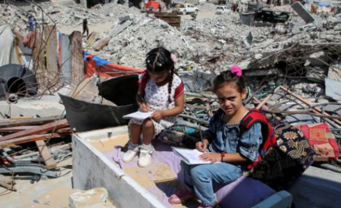 طلبة غزة وسط الدمار - تعبيرية