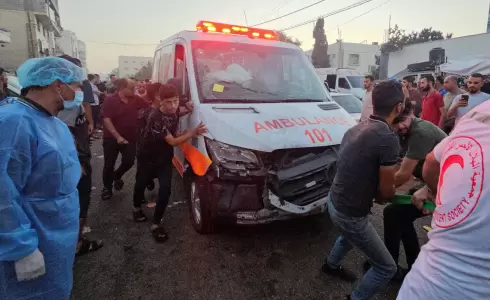 إسرائيل تستهدف سيارات الإسعاف في حريها على قطاع غزة