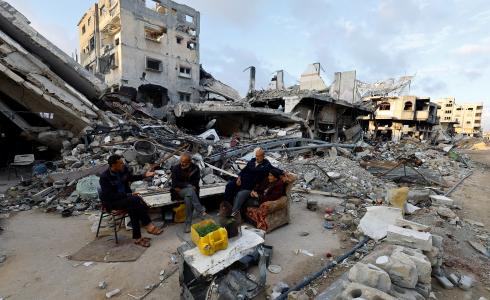 مواطنون بين ركام منازلهم التي دمرها الاحتلال في قطاع غزة