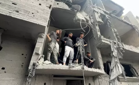 فلسطينيون بموقع غارة إسرائيلية على منزل في حي الشجاعية بمدينة غزة يوم 9 أبريل 2025 (رويترز)