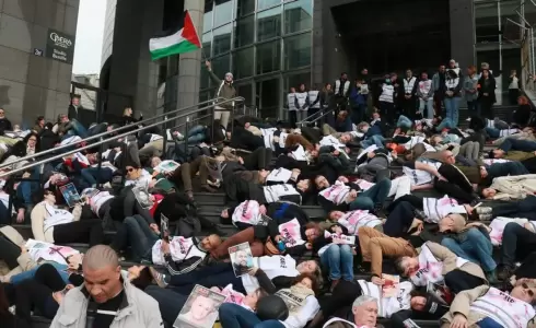 متظاهرون في فرنسا يحتجون على استشهاد الصحفيين في غزة / AA