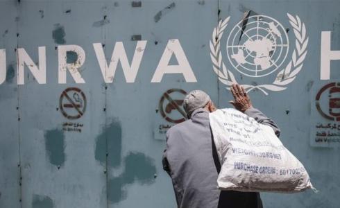 مسن فلسطيني على أبواب أحد مقرات الأونروا في غزة