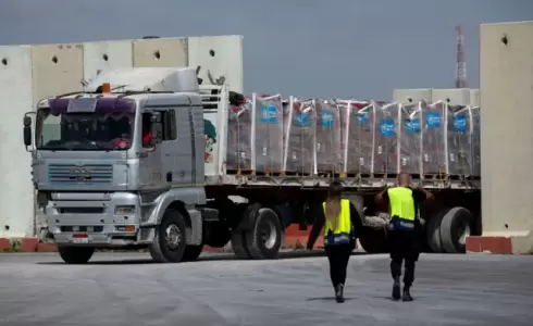 إدخال مساعدات إلى قطاع غزة