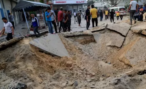 من مكان قصف الاحتلال لساحة المستشفى الأوروبي