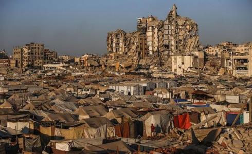 الدمار في غزة وسط خيام النازحين - تعبيرية