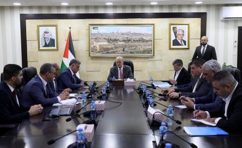 محمد مصطفى خلال الاجتماع