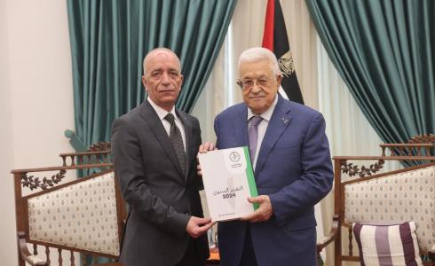 الرئيس عباس يتسلم التقرير السنوي لسلطة الأراضي