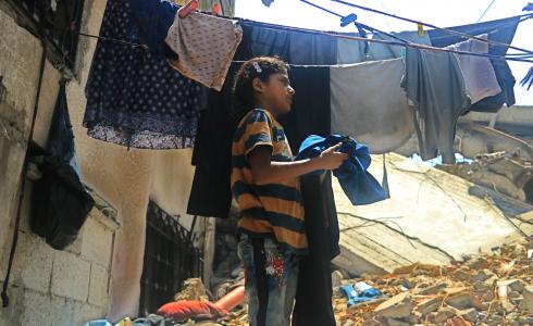 الطفلة نسرين تتحدى الركام من أجل التعليم في غزة