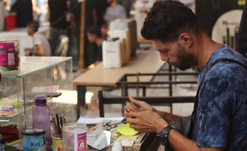 تصليح العملات في غزة: محمد عدوان يعيل أسرته وسط الأزمات المتزايدة