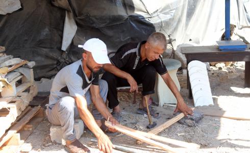 عبد الله وعنتر العجلة: من تجارة الأقمشة إلى بيع الخشب في غزة