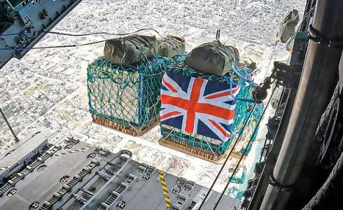 إسقاط مساعدات بريطانية من الجو في غزة في آذار/ مارس 2024 (Gettyimages)