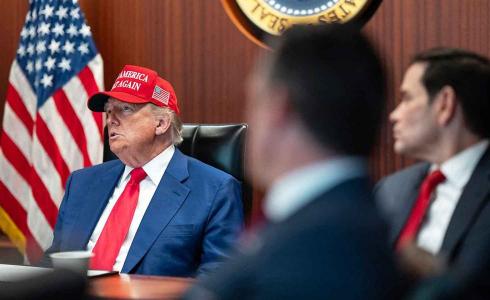 ترامب وأعضاء حكومته بالبيت الأبيض