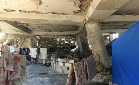 تحت السقف المهدد في غزة.. تعيش أم إسلام