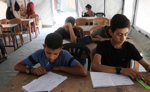 طلاب غزة يتعلمون في مساحات تعليمية
