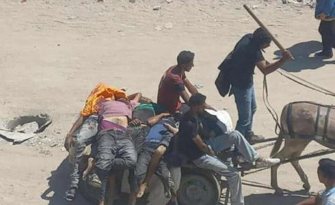 من شهداء المجزرة اليوم يتم نقلهم عبر كارة يجرها حيوان