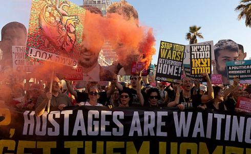 عائلة أسرى إسرائيليين تطالب بصفقة شاملة وإنهاء حرب غزة