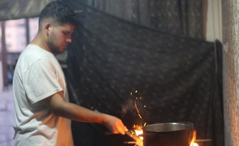 في منزلٍ على وشك السقوط... نازحان يصارعان تفاصيل الحياة في غزة