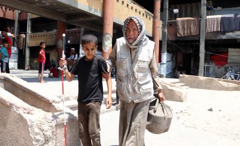 الكفيف أبو محمد.. طابور الجوع لا يرحم في غزة