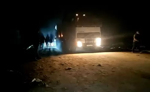 20 شهيدا ومصابون بانقلاب شاحنة فوق عشرات المُجوّعين بوسط قطاع غزة