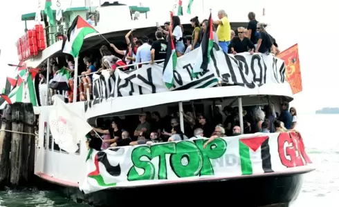 الآلاف يتظاهرون تضامنا مع غزة على هامش مهرجان البندقية السينمائي