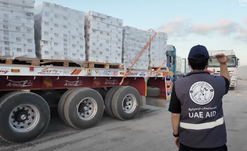 قوافل مساعدات إماراتية محملة على شاحنات من الجانب المصري بإتجاه غزة