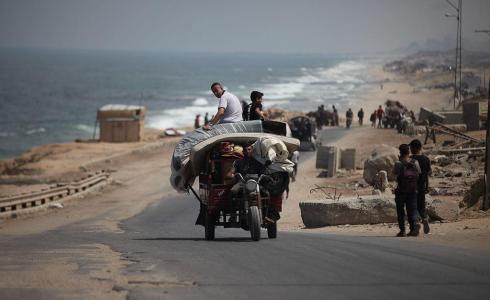 نازحون في مدينة غزة على طريق شارع الرشيد