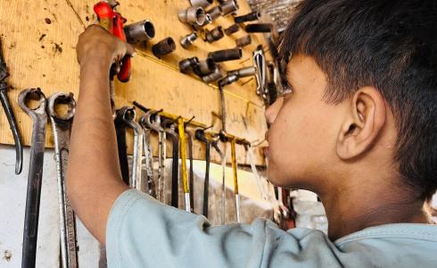 "محمود: طفل ورشة التصليح في غزة الذي نسى الحروف وتعلم المفاتيح"