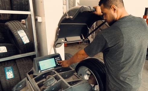 إصلاح إطارات السيارات في غزة: صمود على الطريق