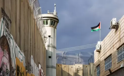 تحذير من مخاطر دفع السلطة الفلسطينية إلى الانهيار - تعبيرية