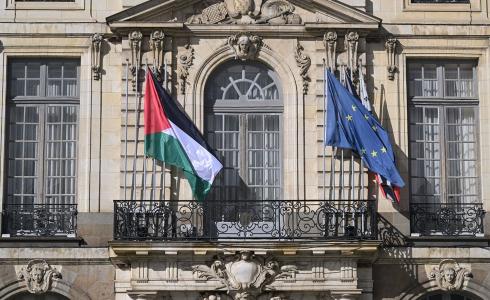 21 بلدية في فرنسا ترفع العلم الفلسطيني فوق مقارها