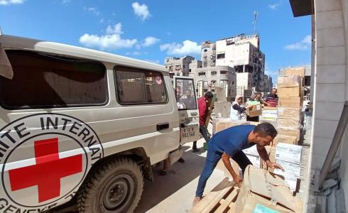 الصليب الأحمر يقدم شحنة طبية لمجمع الشفاء بغزة