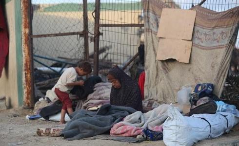مئات العائلات تفترش الأرض بعد أن نزحت من شمال القطاع إلى جنوبه