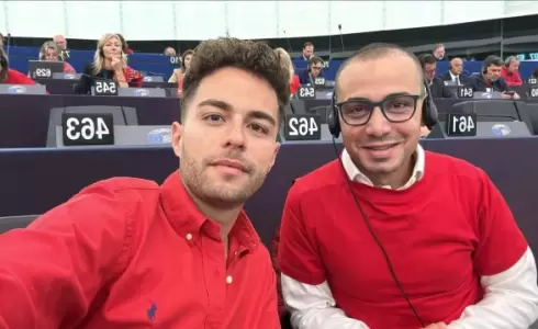 نواب بالبرلمان الأوروبي يرتدون قمصانا حمراء تضامنا مع غزة