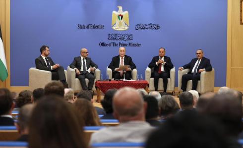 محمد مصطفى خلال الاجتماع