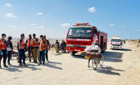 طواقم الدفاع المدني تنتشل رفات الشهداء في منطقة المغراقة شمال المحافظة الوسطى